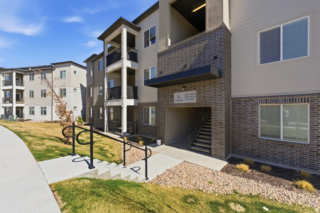 13528 S COMMODUS DR #L202 Riverton, UT 84096