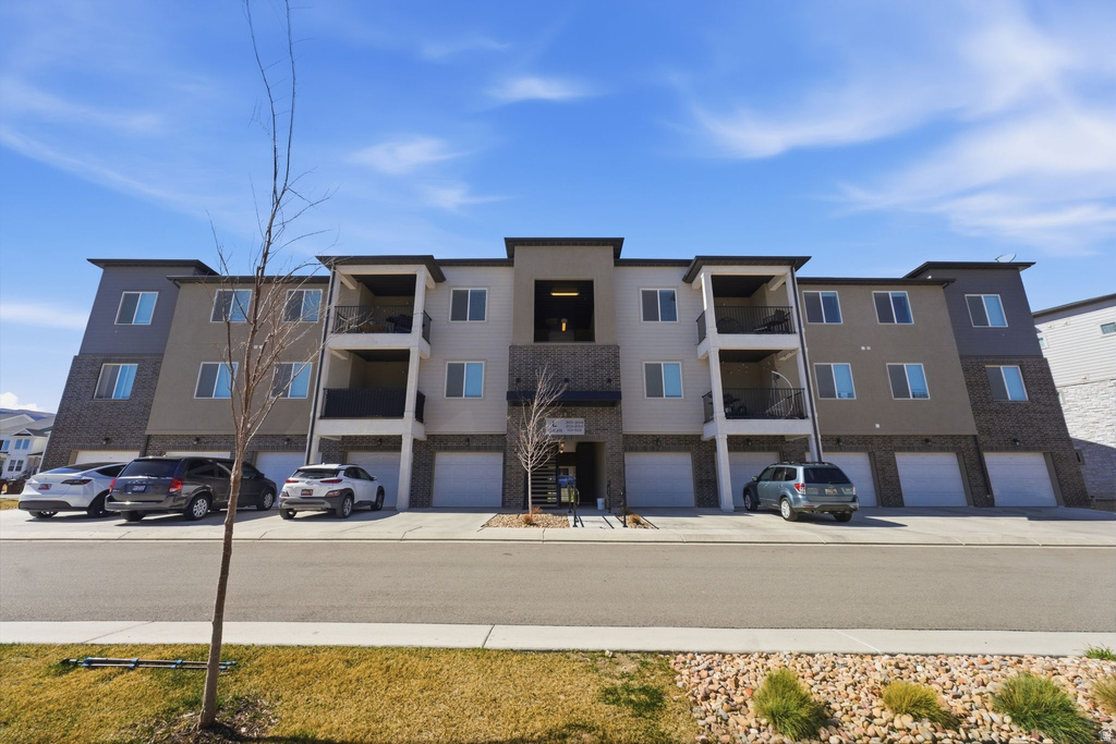 13528 S COMMODUS DR #L202 Riverton, UT 84096