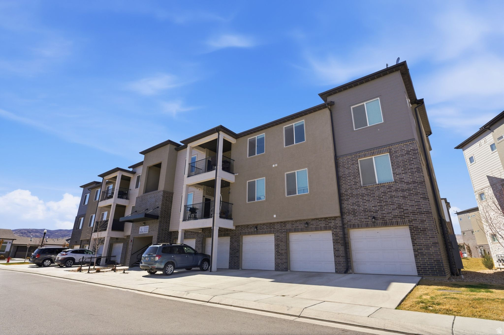 13528 S COMMODUS DR #L202 Riverton, UT 84096