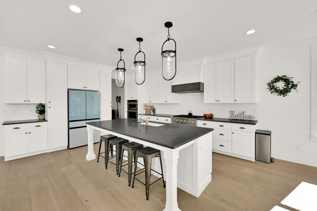 943 S CANDLELIGHT DR Saratoga Springs, UT 84045