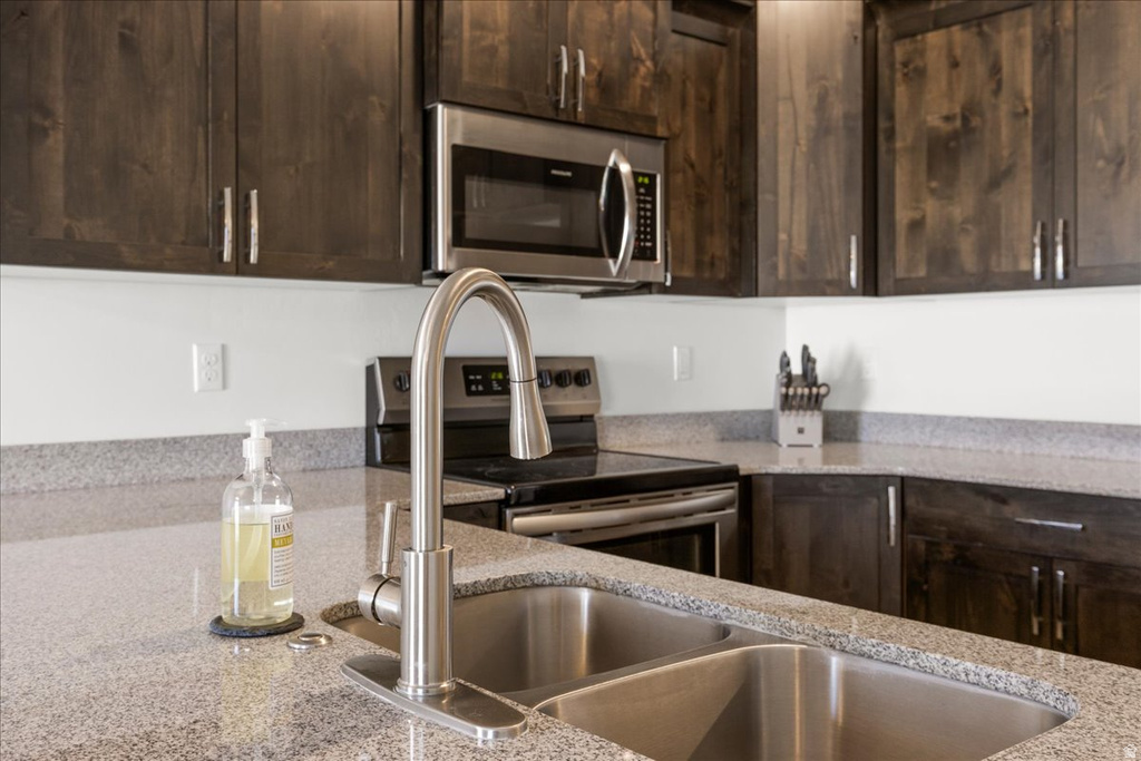 826 N GLENEAGLES CT Tooele, UT 84074