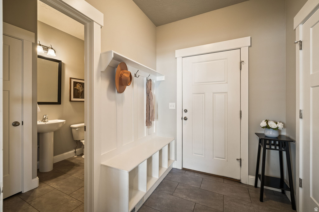 1622 W BECKS BEND LN South Jordan, UT 84095