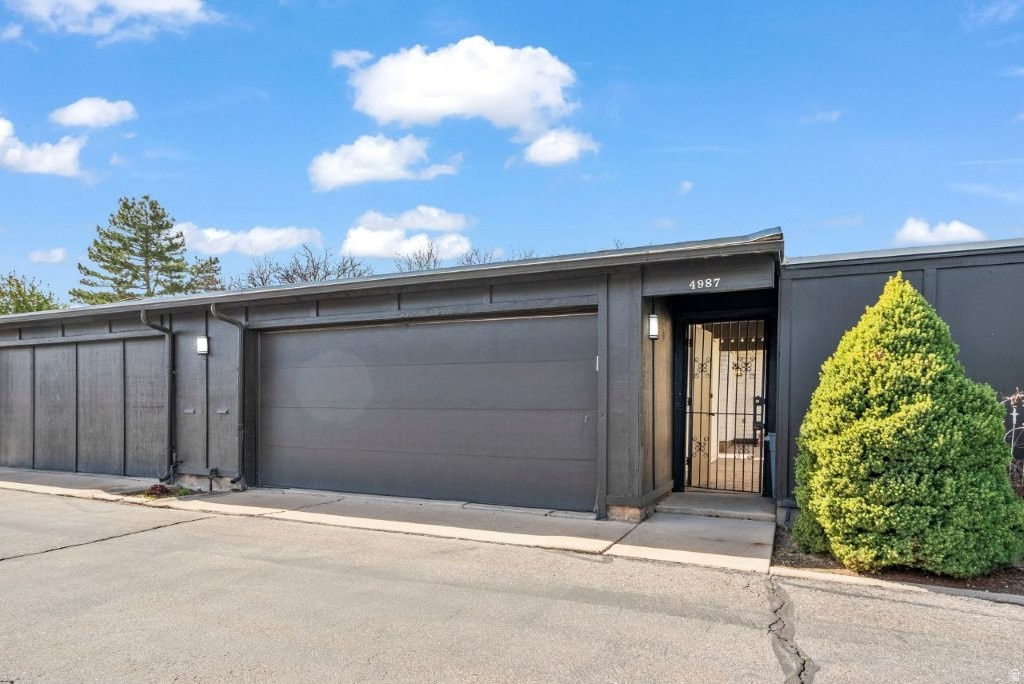 4987 S BEAVERBROOK LN Salt Lake City, UT 84117