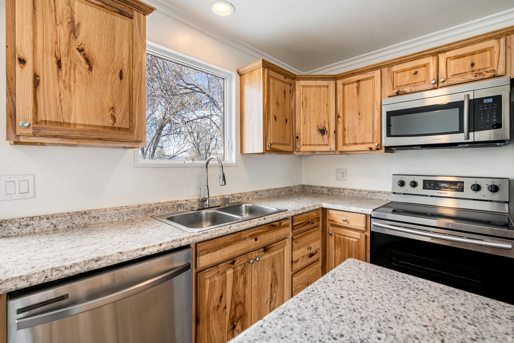 9822 S DARIN DR Sandy, UT 84070