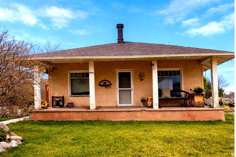 393 W CENTER ST Springville, UT 84663