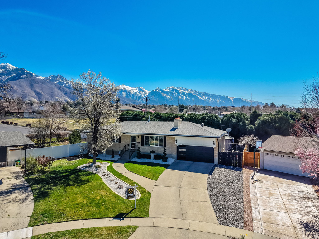 2140 E NYE CIR Cottonwood Heights, UT 84121