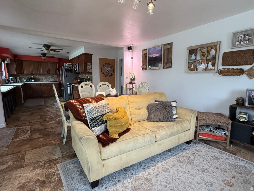 1130 E HILLCREST Springville, UT 84663