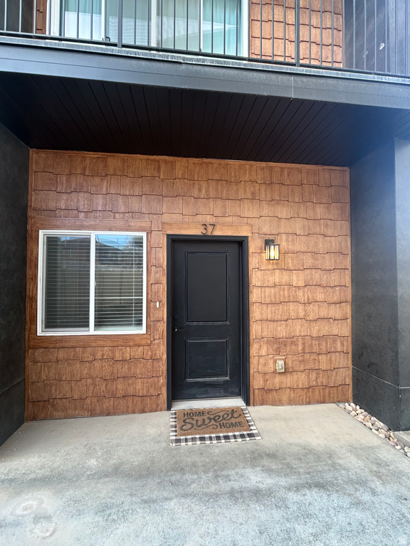 37 E VANTAGE DR North Salt Lake, UT 84054