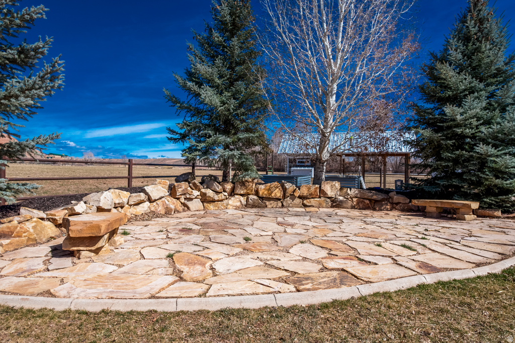 11103 E 7000 N Lapoint, UT 84039
