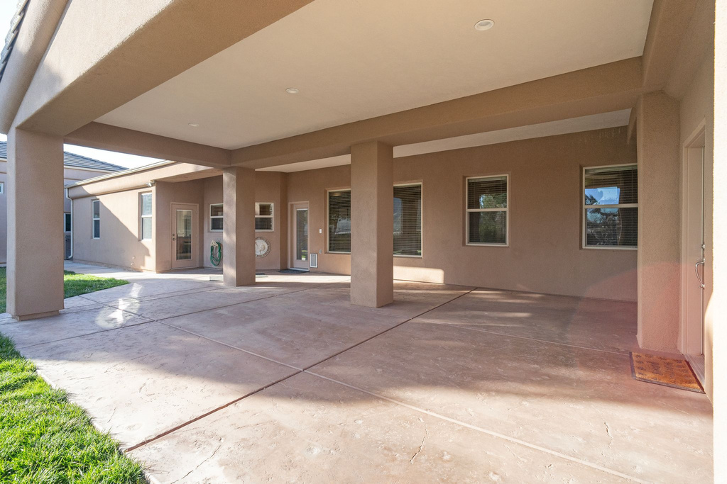 720 E MEADOW LN Washington, UT 84780