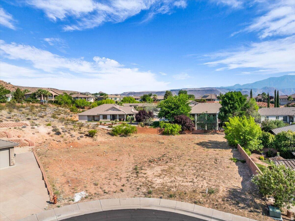 1086 W MONTEZUMA CIR Washington, UT 84780