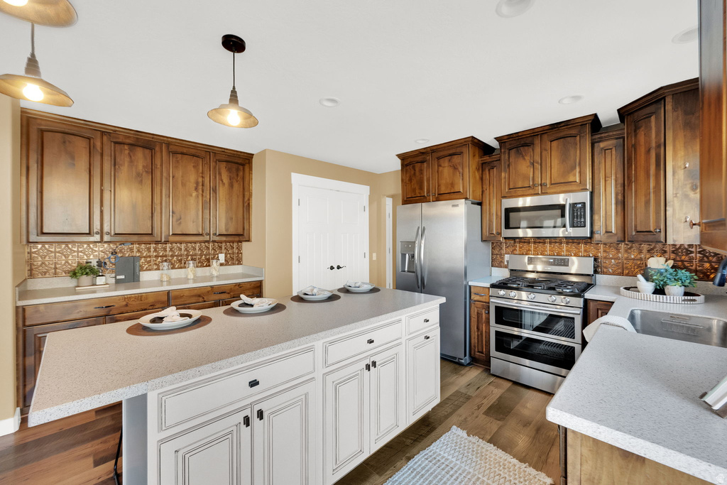 2551 E PATRIOT DR Eagle Mountain, UT 84005