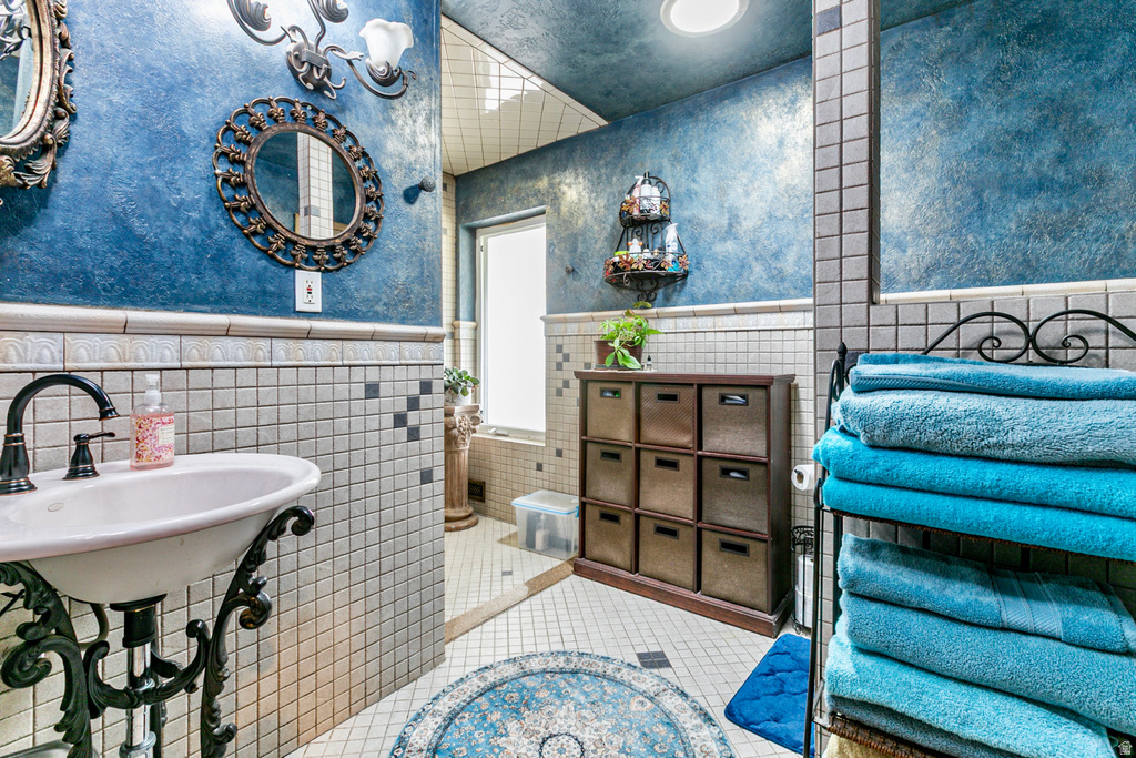 8701 S TEMPLE DR West Jordan, UT 84088