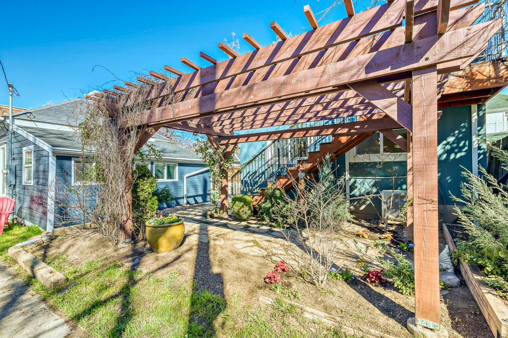 215 S IOWA ST Salt Lake City, UT 84102