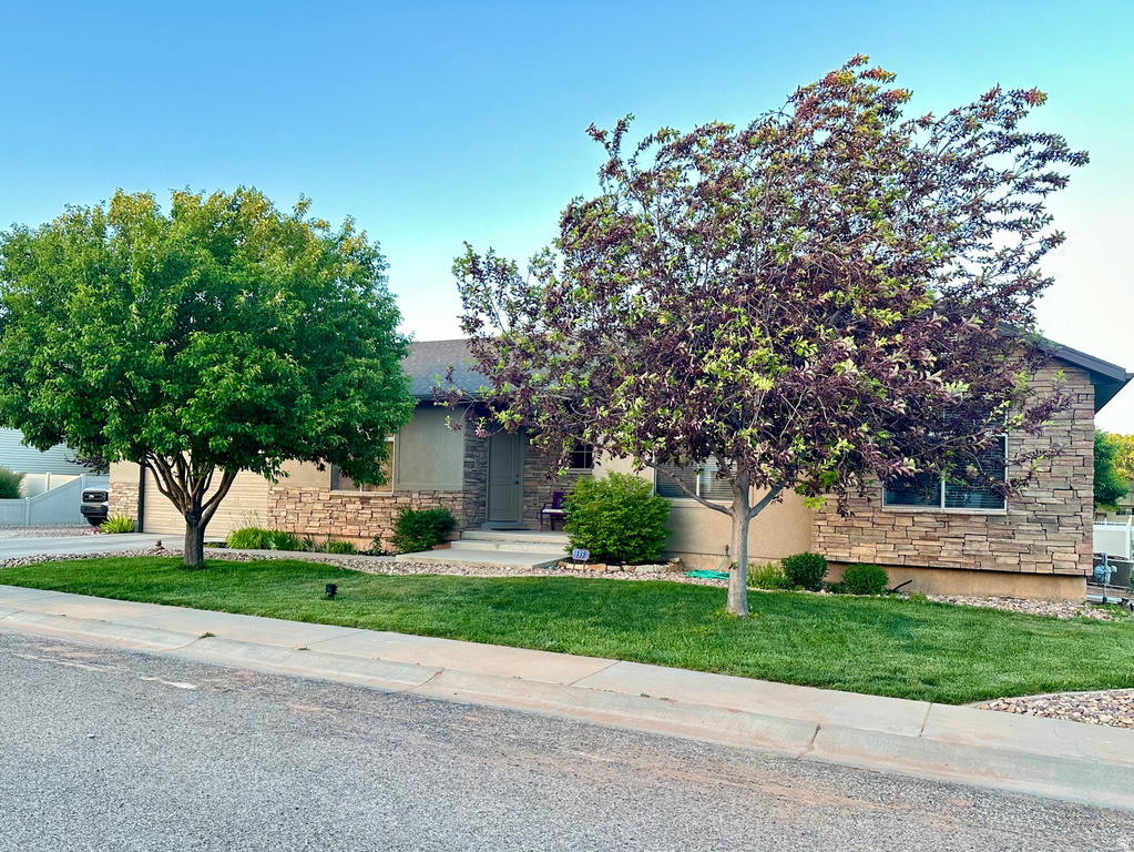 135 CONSTITUTION DR, Roosevelt