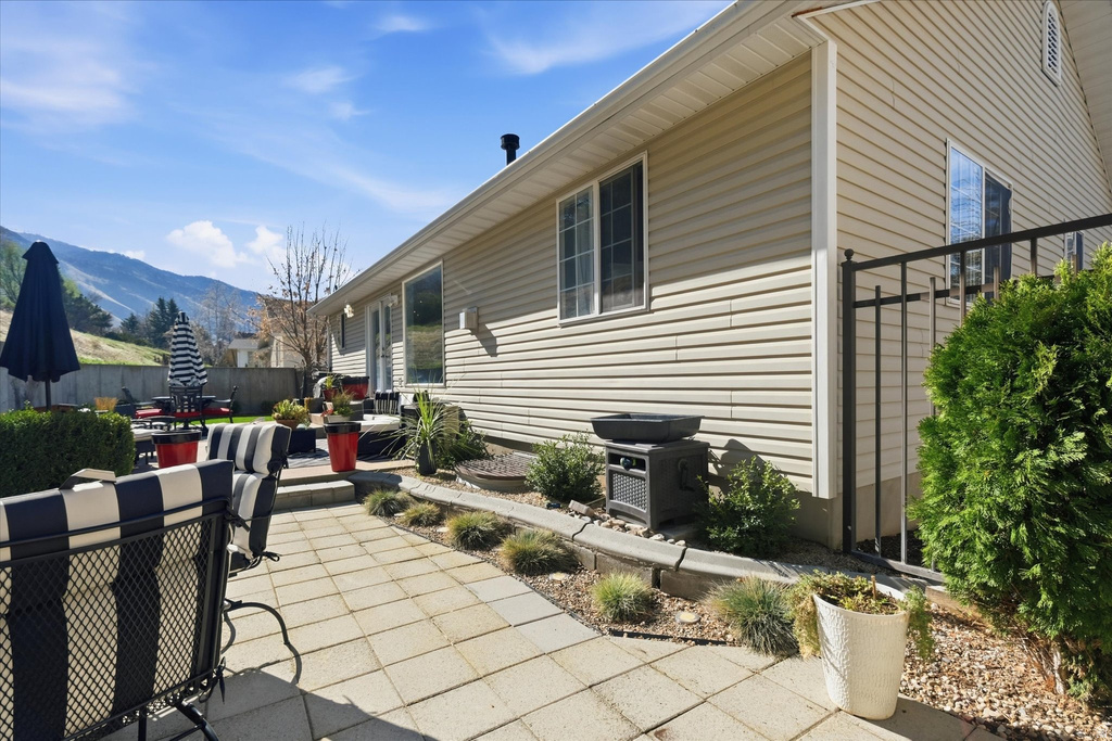 1131 E LAMPLIGHTER DR River Heights, UT 84321