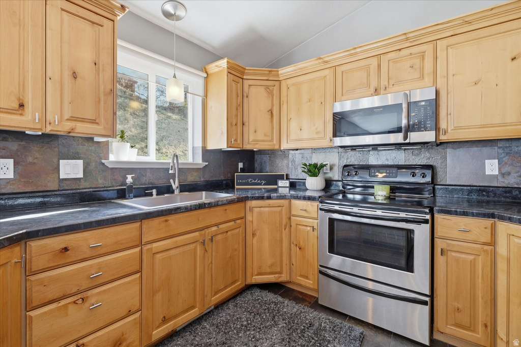 1131 E LAMPLIGHTER DR River Heights, UT 84321