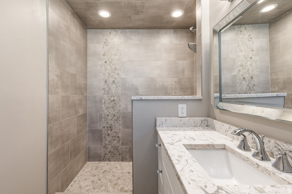 2543 E CLIFF SWALLOW DR Sandy, UT 84093