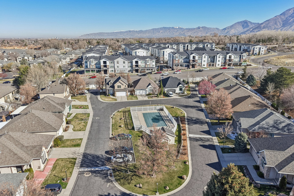 9101 S ENCHANTED OAK LN Sandy, UT 84094