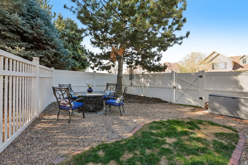 9101 S ENCHANTED OAK LN Sandy, UT 84094