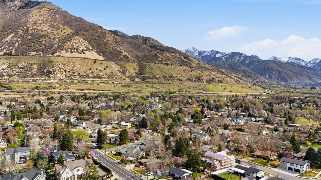 5088 S WANDER LN Holladay, UT 84117