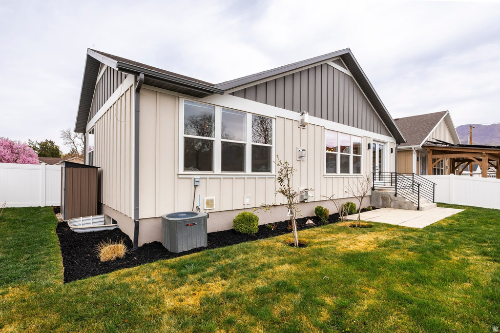 1670 E HOPKINS LN Salt Lake City, UT 84108