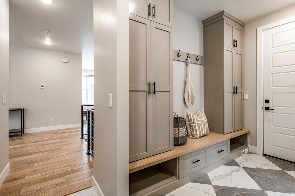 1670 E HOPKINS LN Salt Lake City, UT 84108