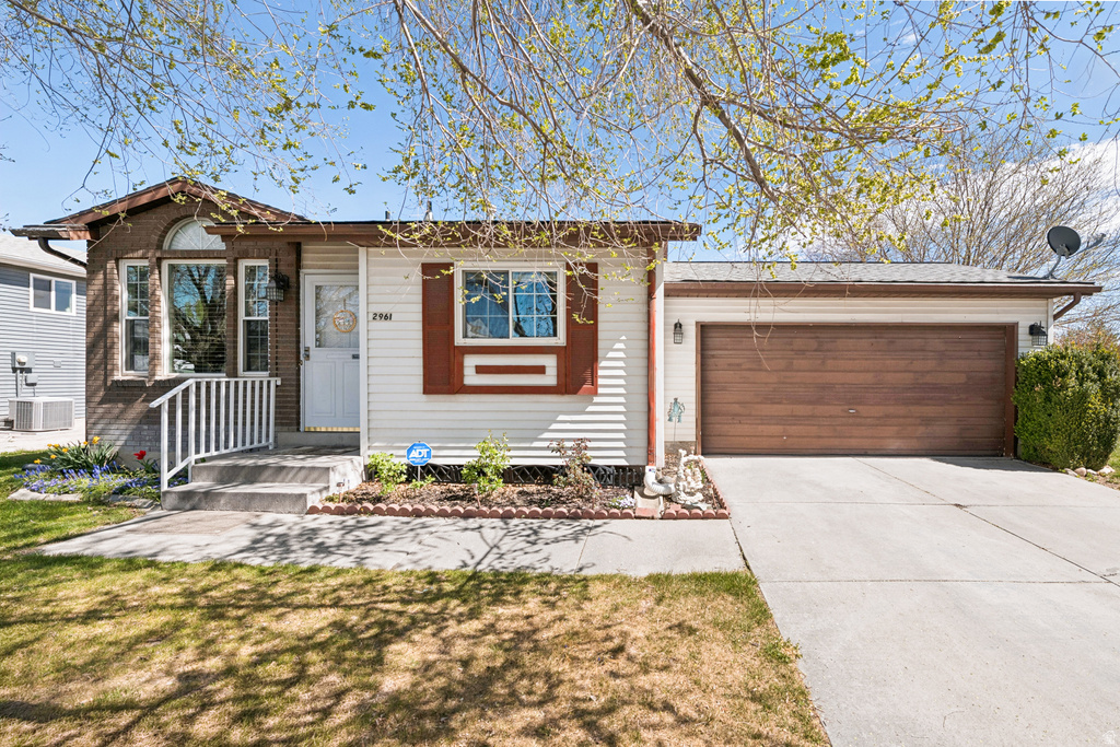 2961 S BURLINGAME DR West Valley City, UT 84120