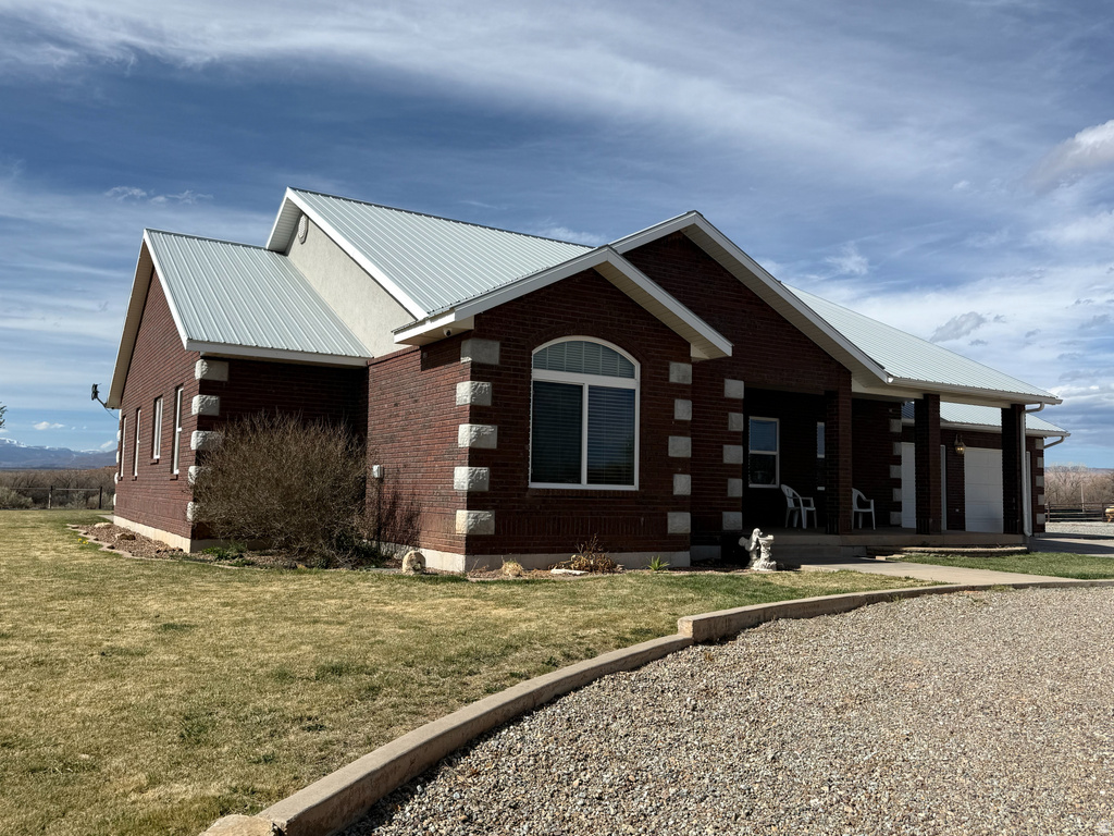 9755 E 4000 N Lapoint, UT 84039