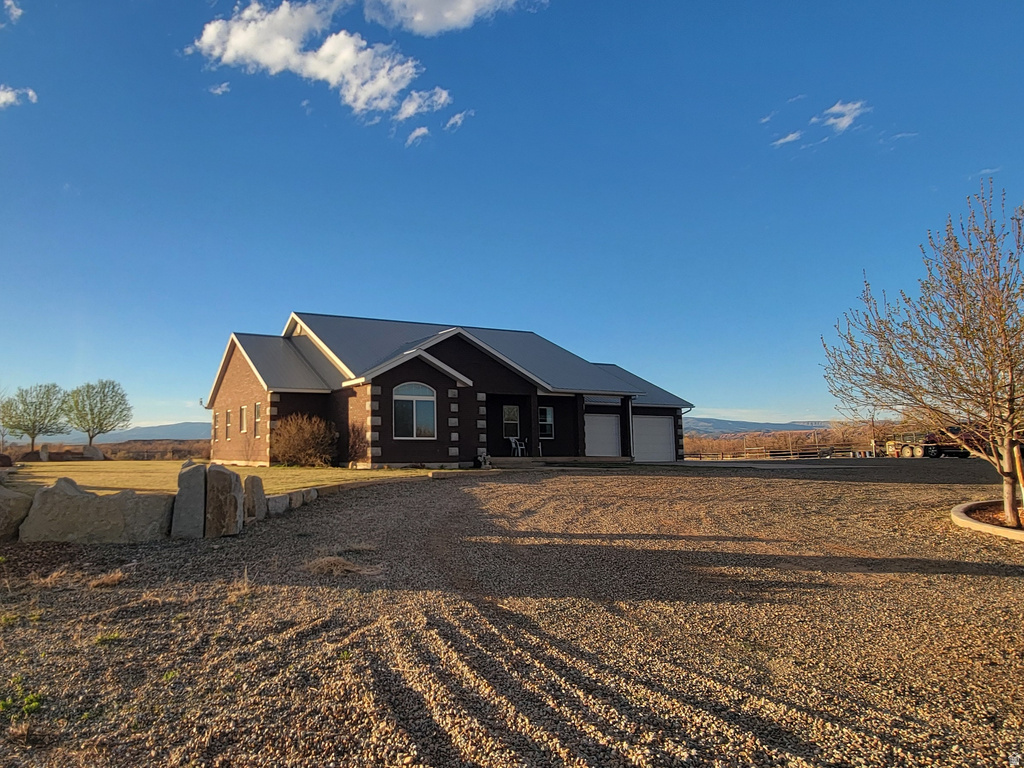 9755 E 4000 N Lapoint, UT 84039