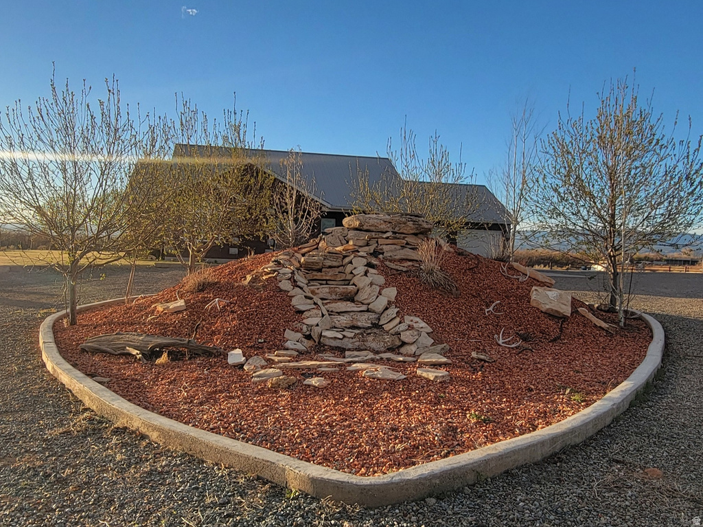 9755 E 4000 N Lapoint, UT 84039