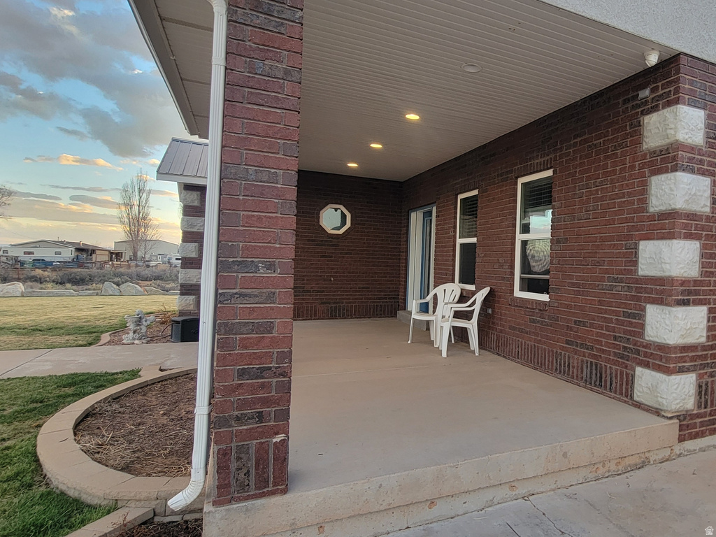 9755 E 4000 N Lapoint, UT 84039