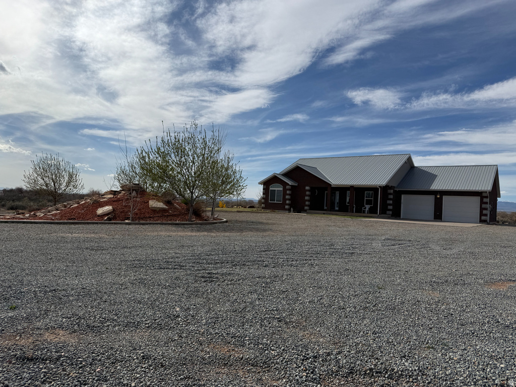 9755 E 4000 N Lapoint, UT 84039