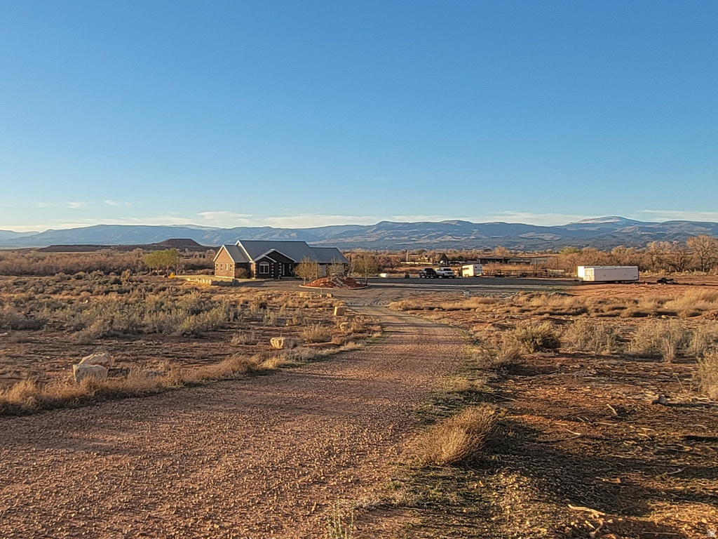 9755 E 4000 N Lapoint, UT 84039