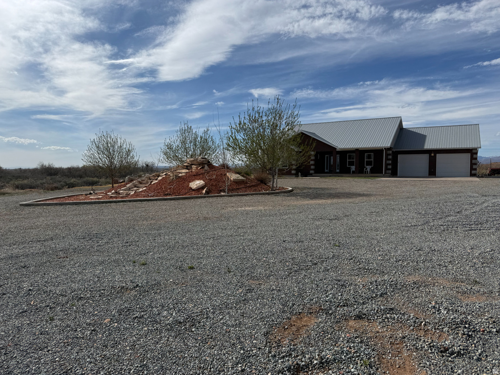 9755 E 4000 N Lapoint, UT 84039