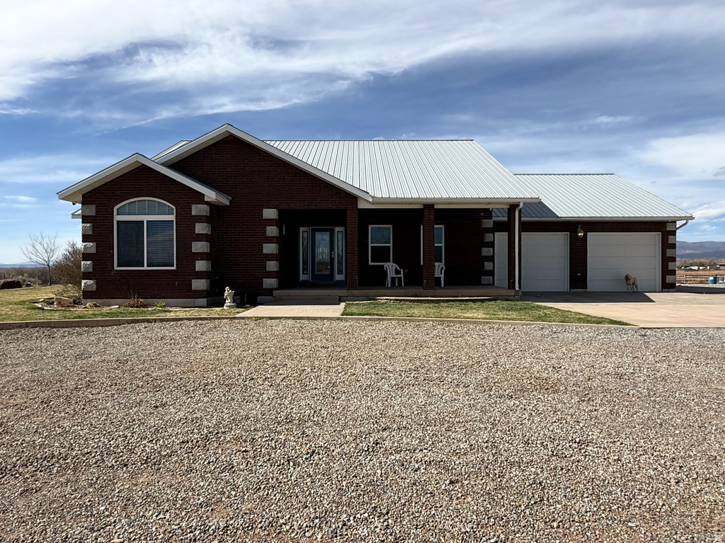 9755 E 4000 N Lapoint, UT 84039