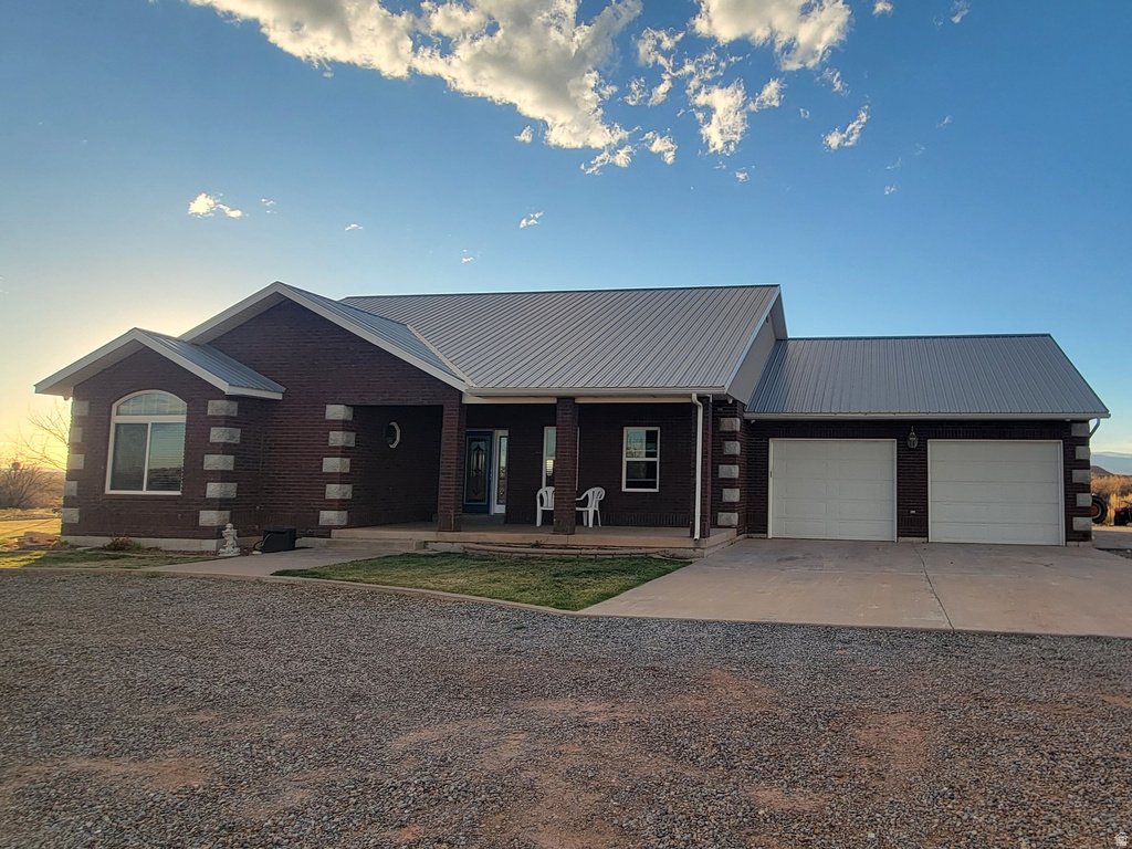 9755 E 4000 N Lapoint, UT 84039
