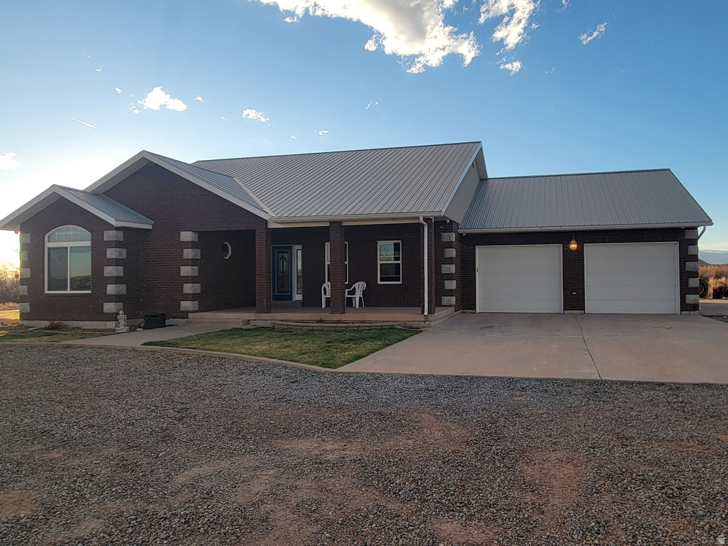 9755 E 4000 N Lapoint, UT 84039