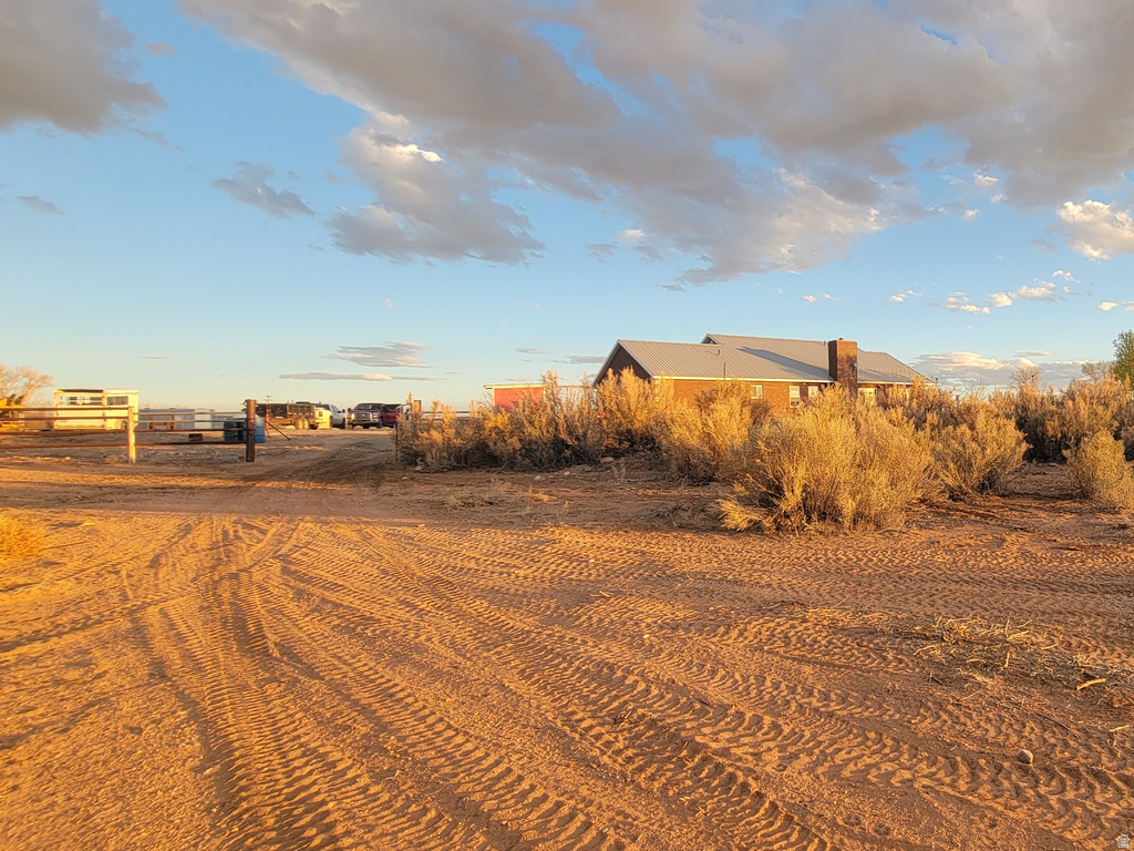 9755 E 4000 N Lapoint, UT 84039