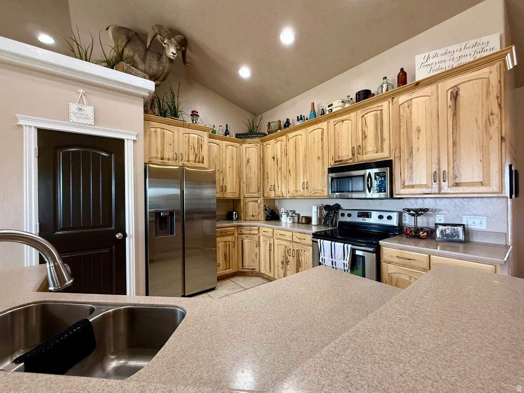 9755 E 4000 N Lapoint, UT 84039