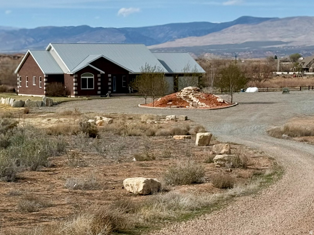 9755 E 4000 N Lapoint, UT 84039