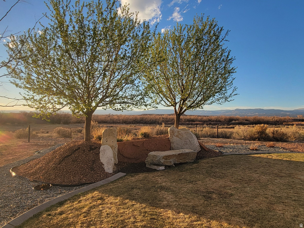 9755 E 4000 N Lapoint, UT 84039