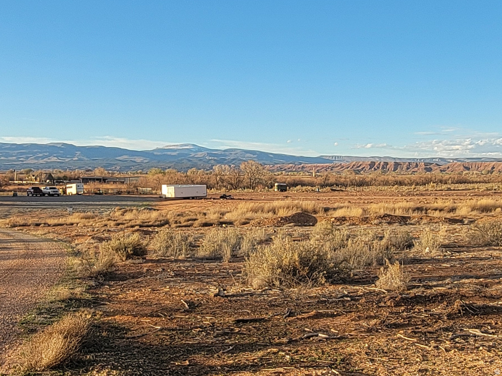 9755 E 4000 N Lapoint, UT 84039