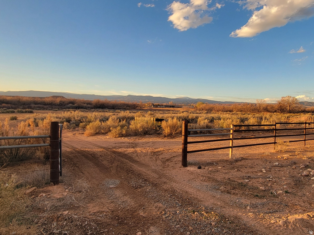 9755 E 4000 N Lapoint, UT 84039