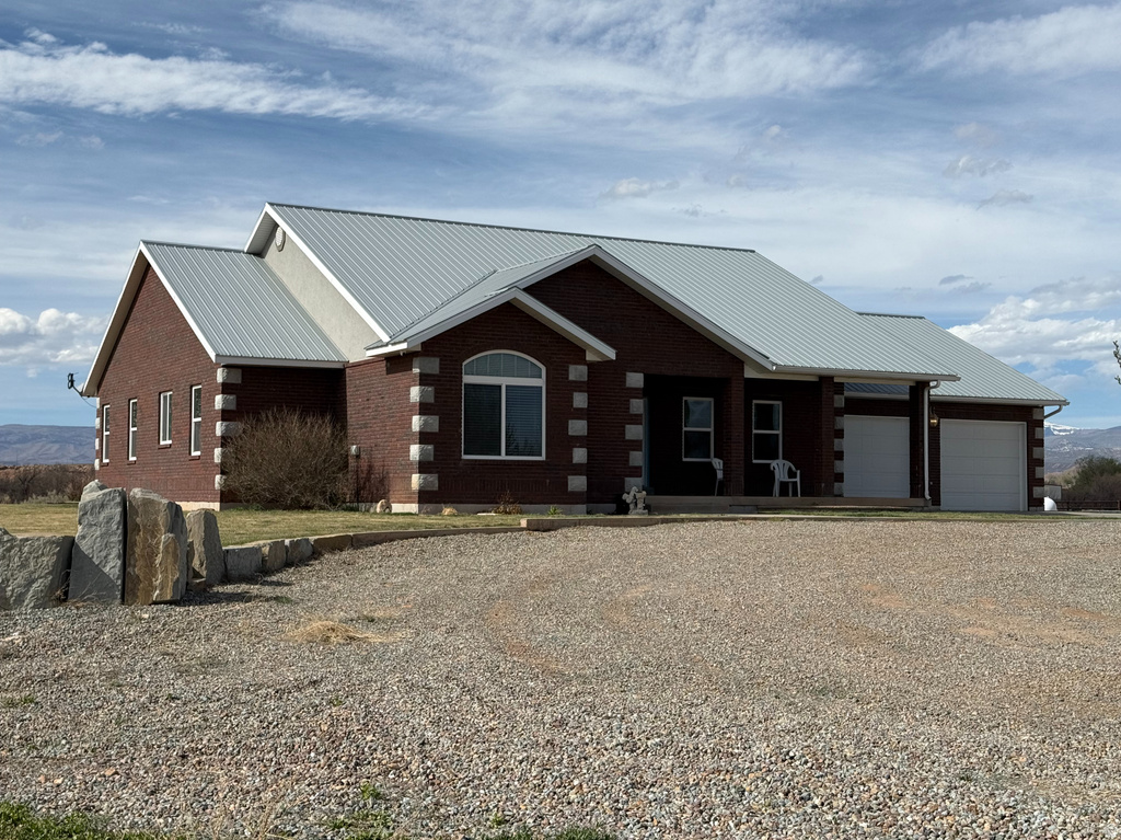 9755 E 4000 N Lapoint, UT 84039
