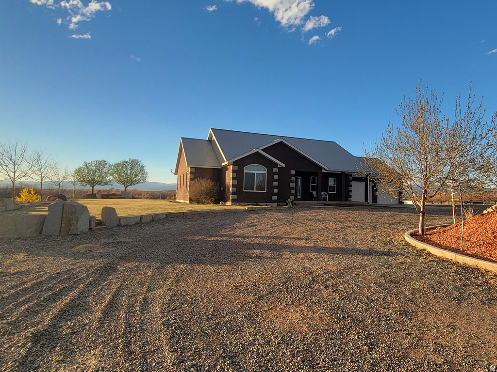 9755 E 4000 N Lapoint, UT 84039