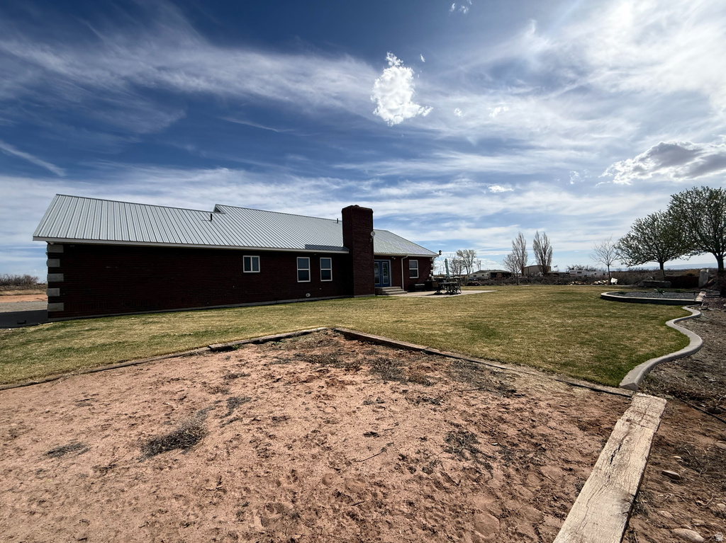 9755 E 4000 N Lapoint, UT 84039