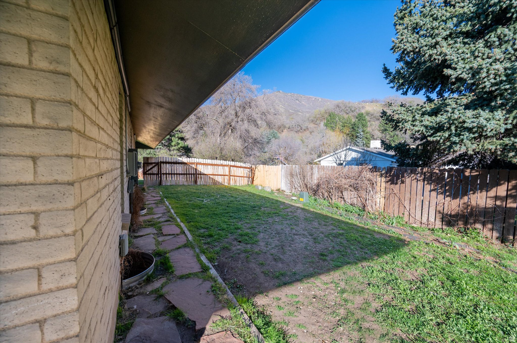 1593 E SECLUDED CIR Ogden, UT 84403