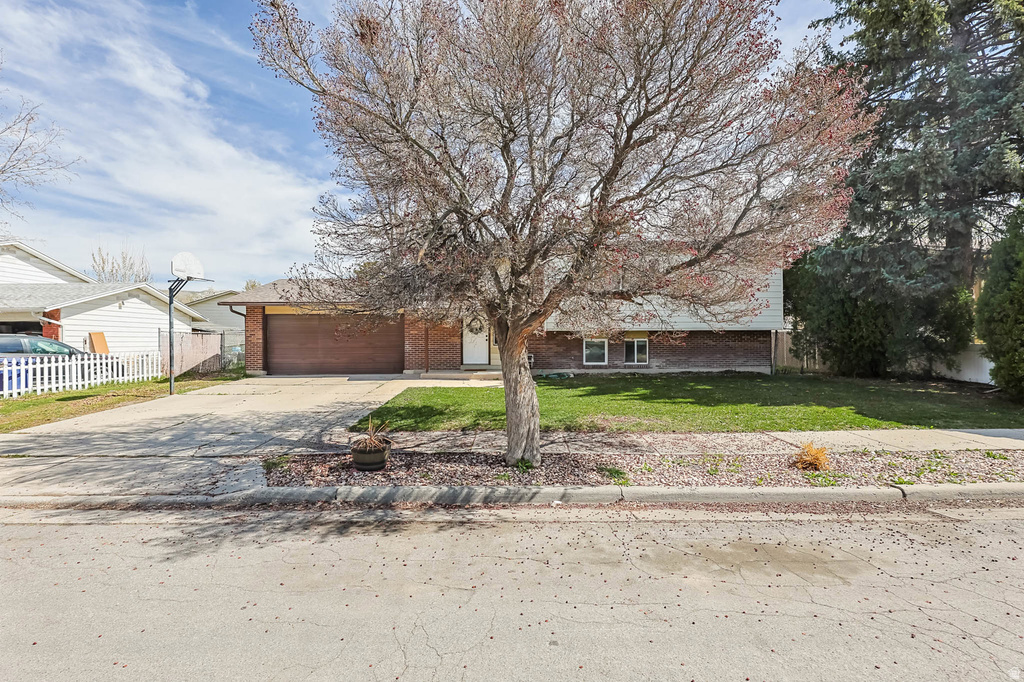 556 N NEW STAR DR Salt Lake City, UT 84116