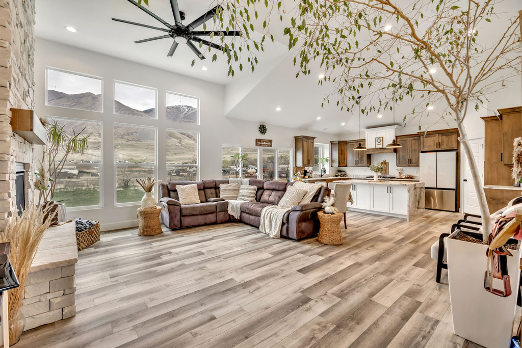 1676 E COREYS CT Lake Point, UT 84074